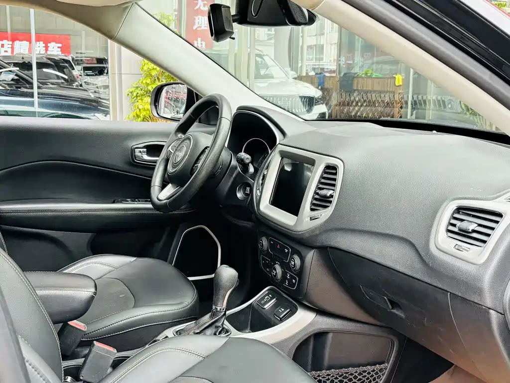 Jeep Compass — фото 13