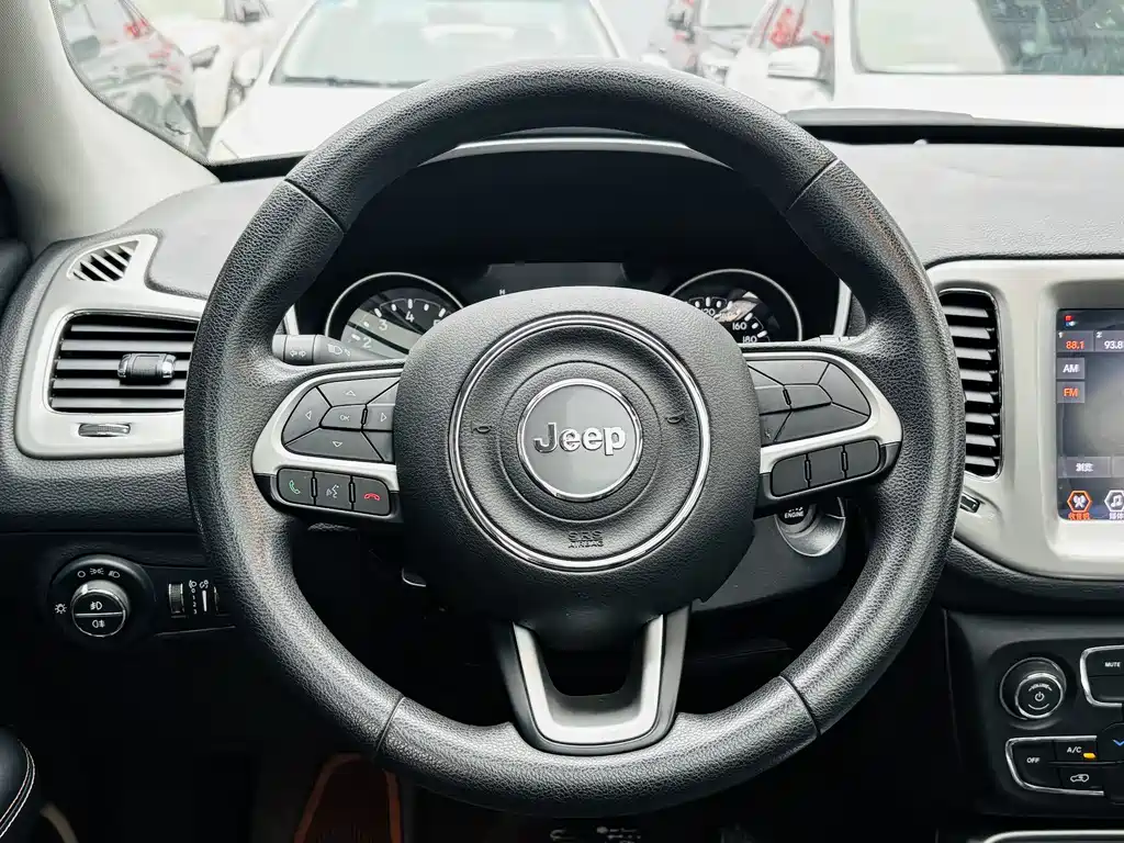 Jeep Compass — фото 15