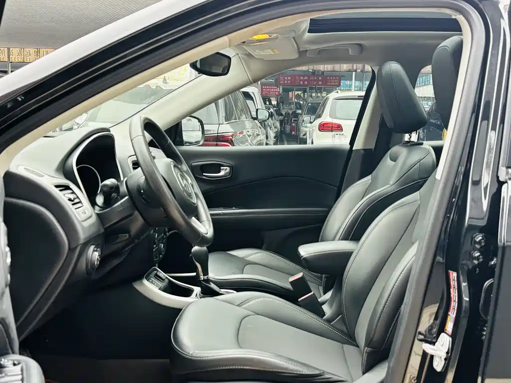 Jeep Compass — фото 7