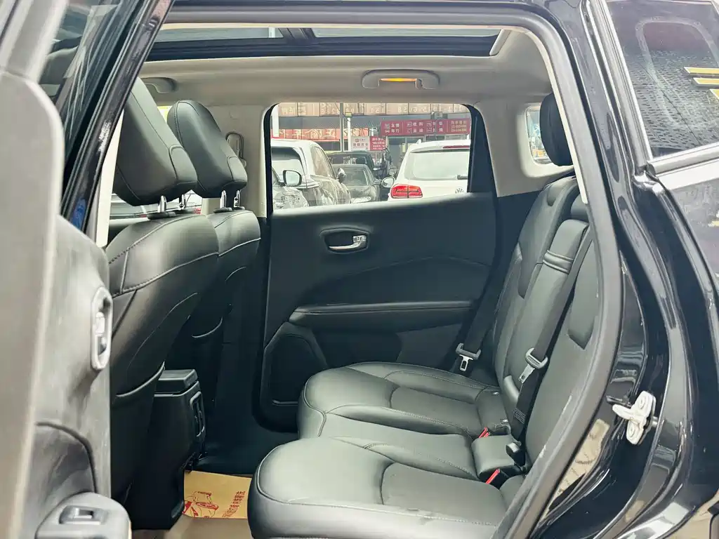 Jeep Compass — фото 10