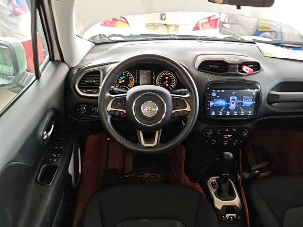 Jeep Renegade — фото 11