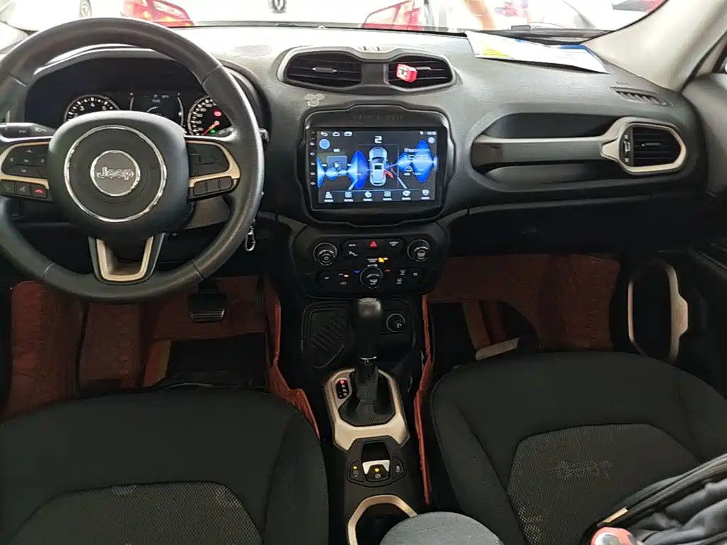 Jeep Renegade — фото 13