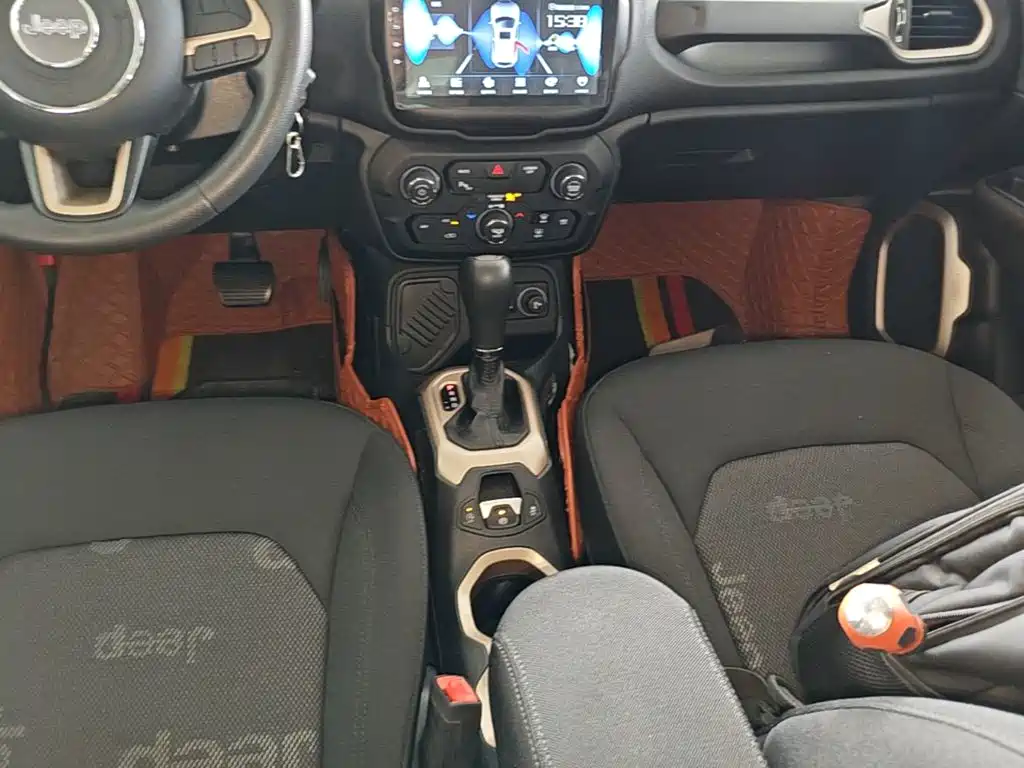 Jeep Renegade — фото 14