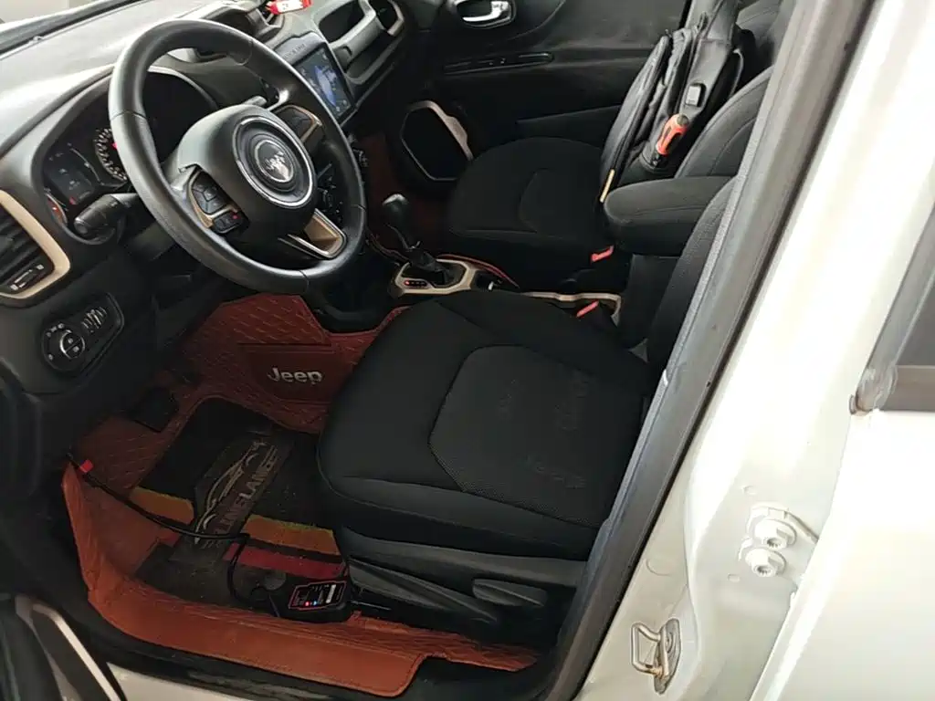 Jeep Renegade — фото 15