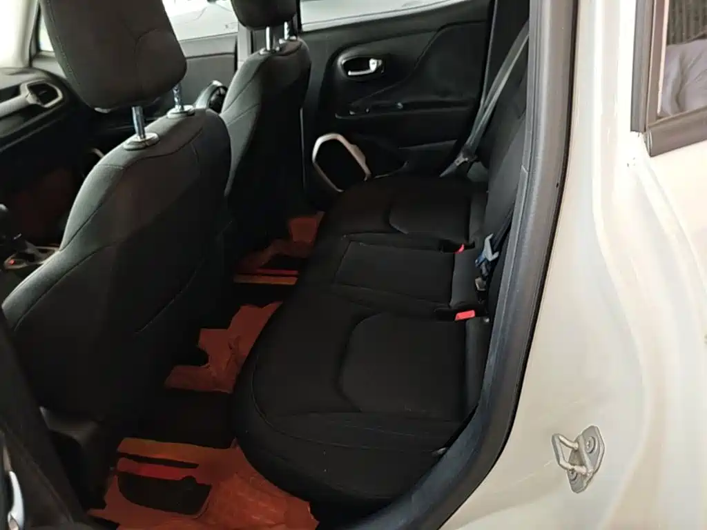 Jeep Renegade — фото 17