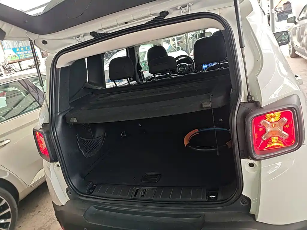 Jeep Renegade — фото 19