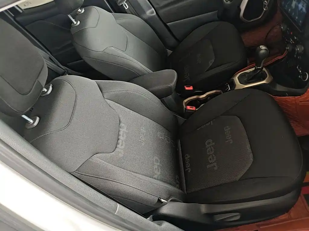Jeep Renegade — фото 25