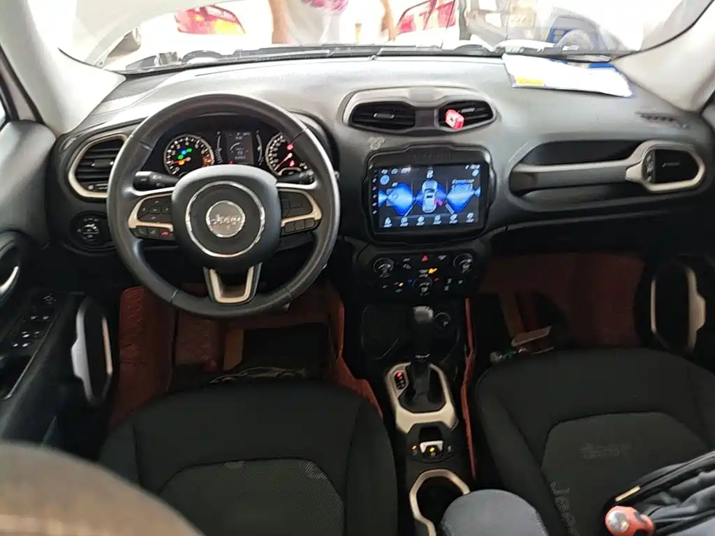 Jeep Renegade — фото 10