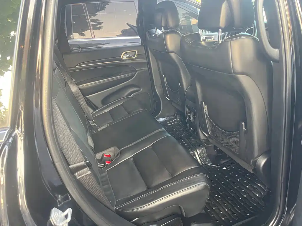 Jeep Grand Cherokee (Import) — фото 25