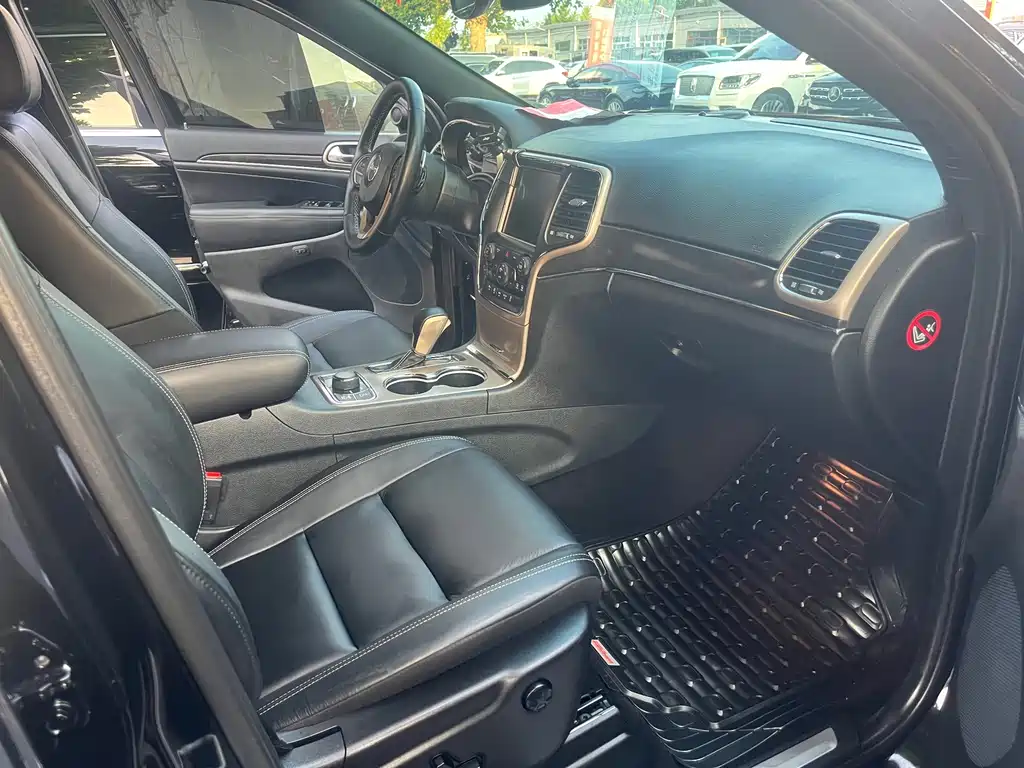 Jeep Grand Cherokee (Import) — фото 28