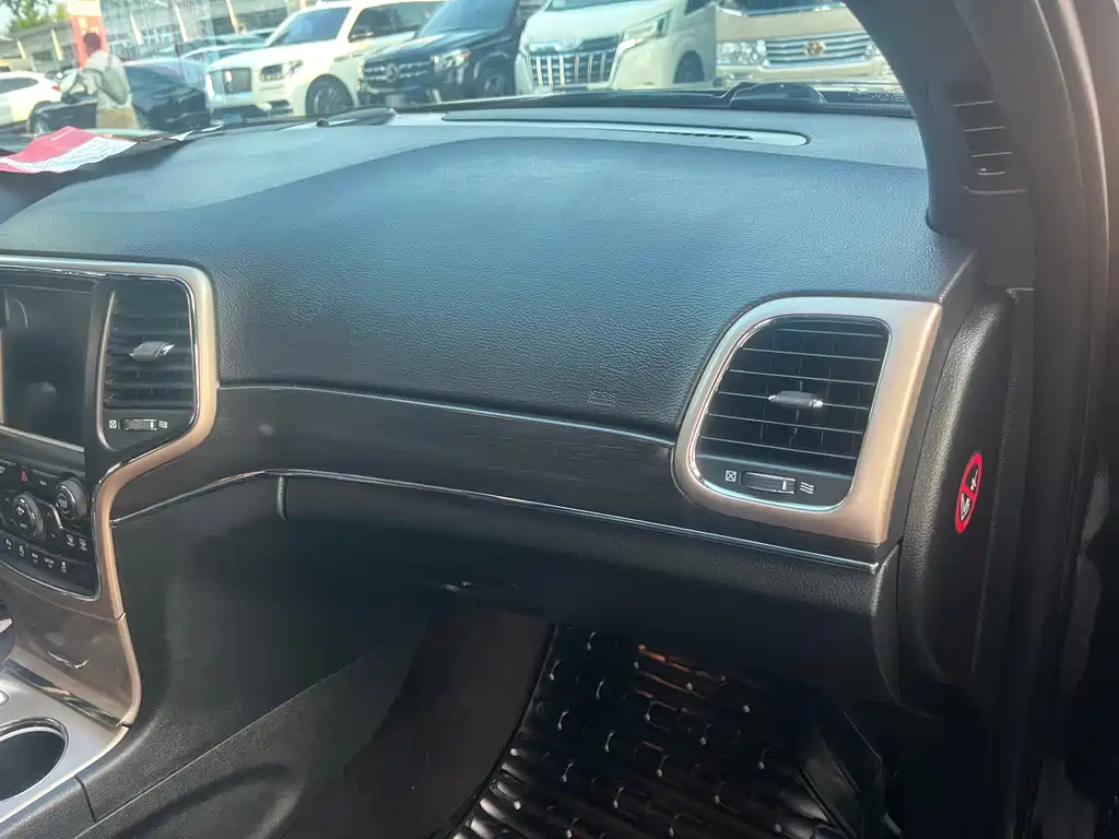 Jeep Grand Cherokee (Import) — фото 30