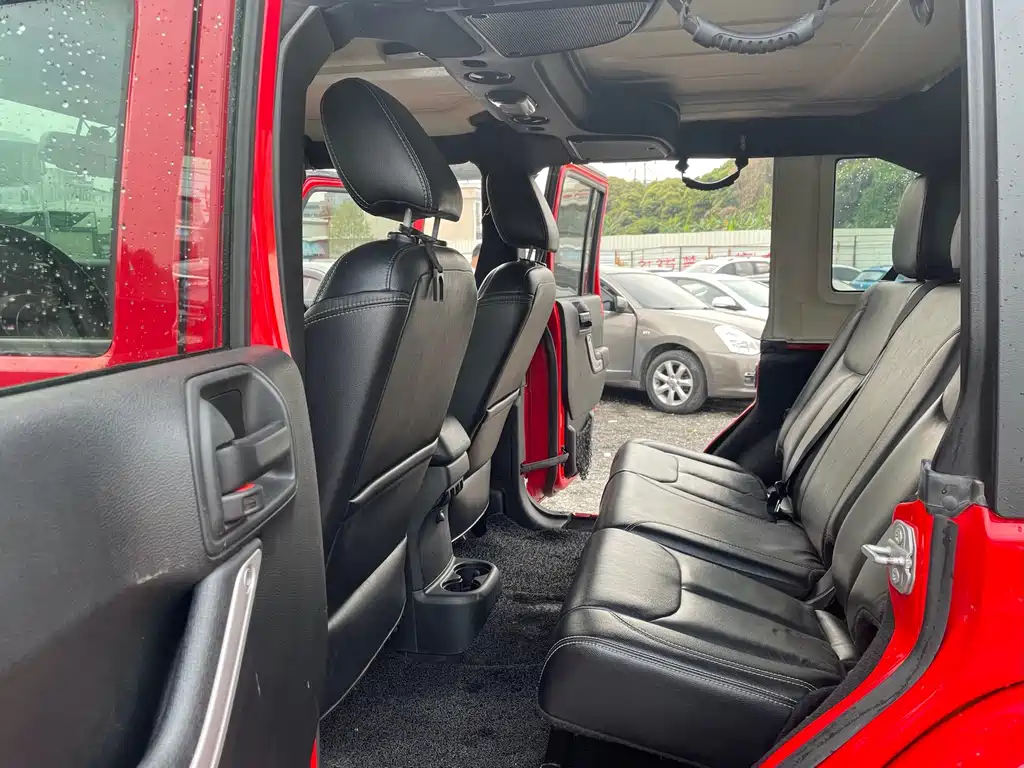 Jeep Wrangler — фото 11