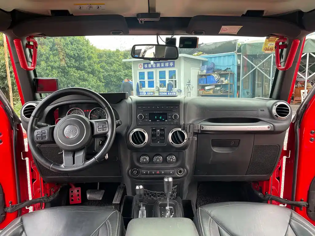 Jeep Wrangler — фото 13