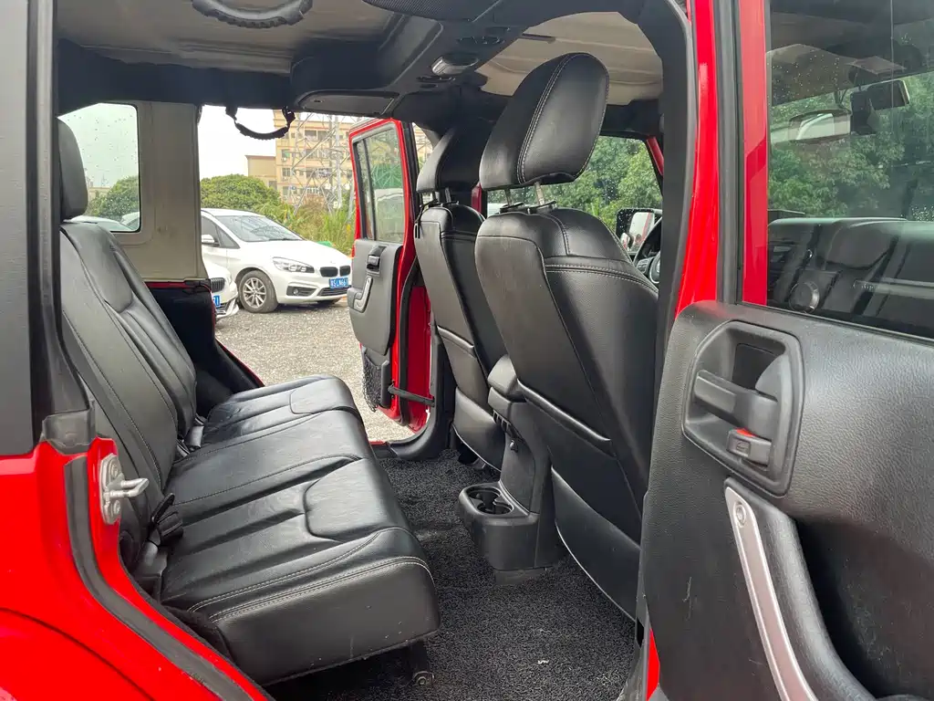 Jeep Wrangler — фото 15