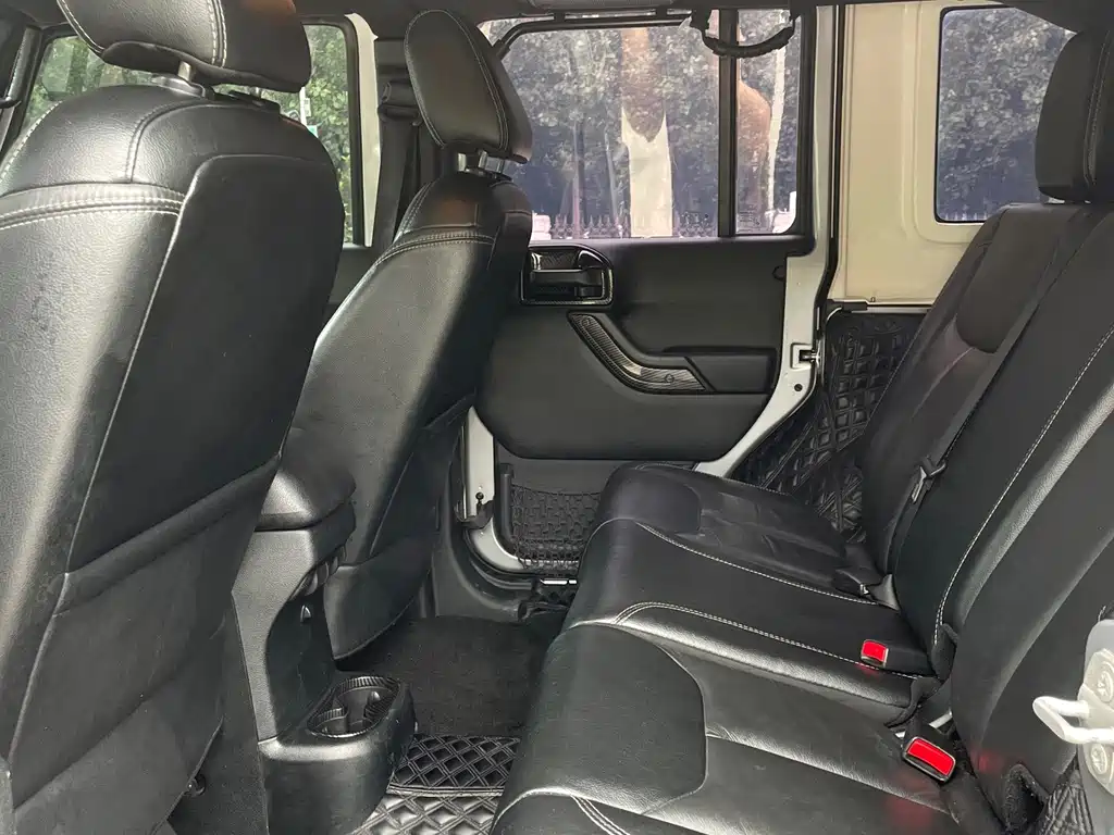 Jeep Wrangler — фото 10