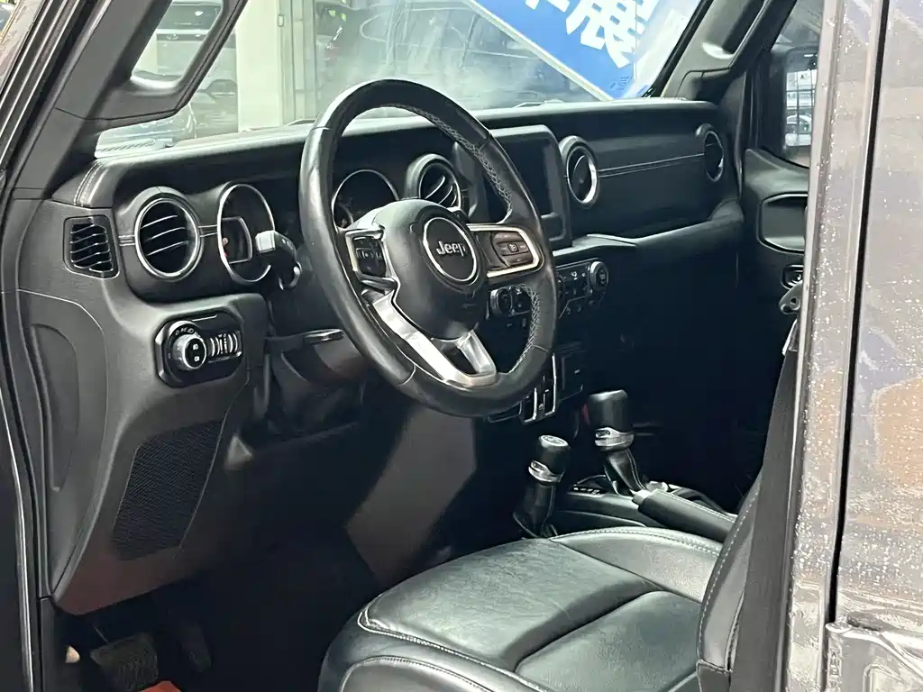 Jeep Wrangler — фото 7