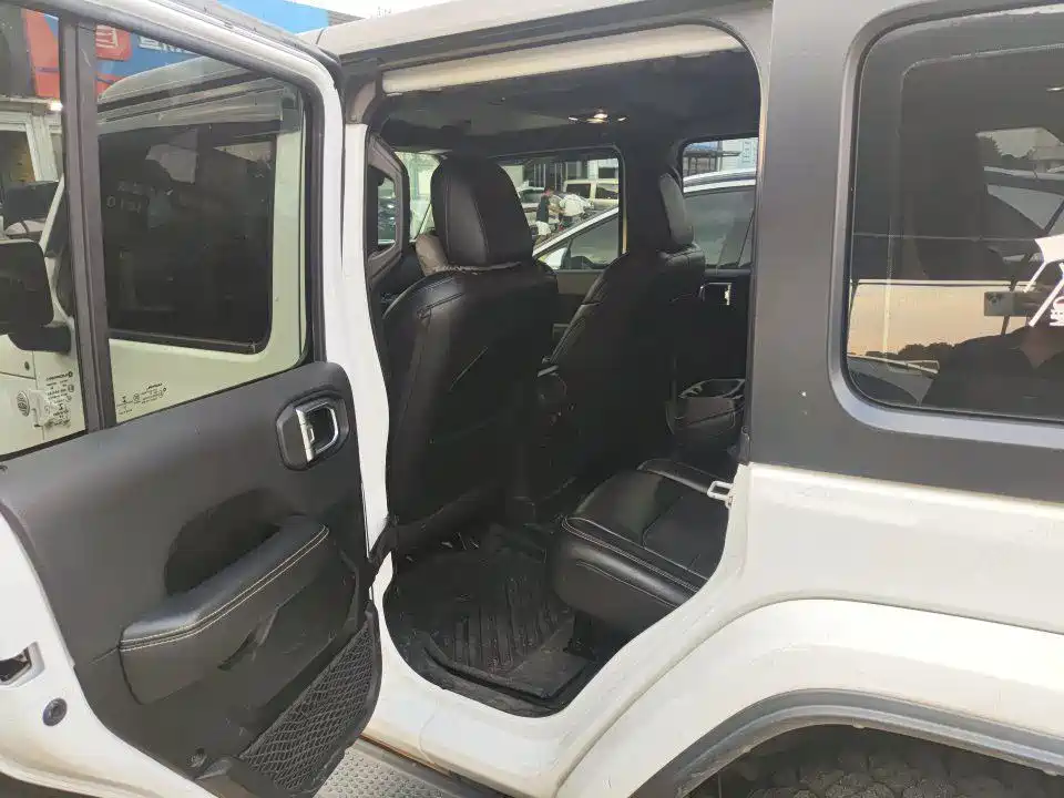 Jeep Wrangler — фото 6
