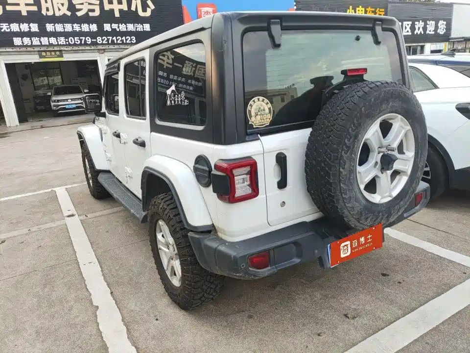 Jeep Wrangler — фото 9