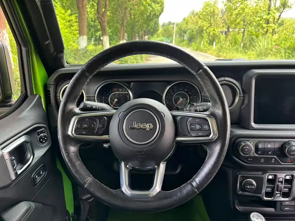 Jeep Wrangler — фото 11