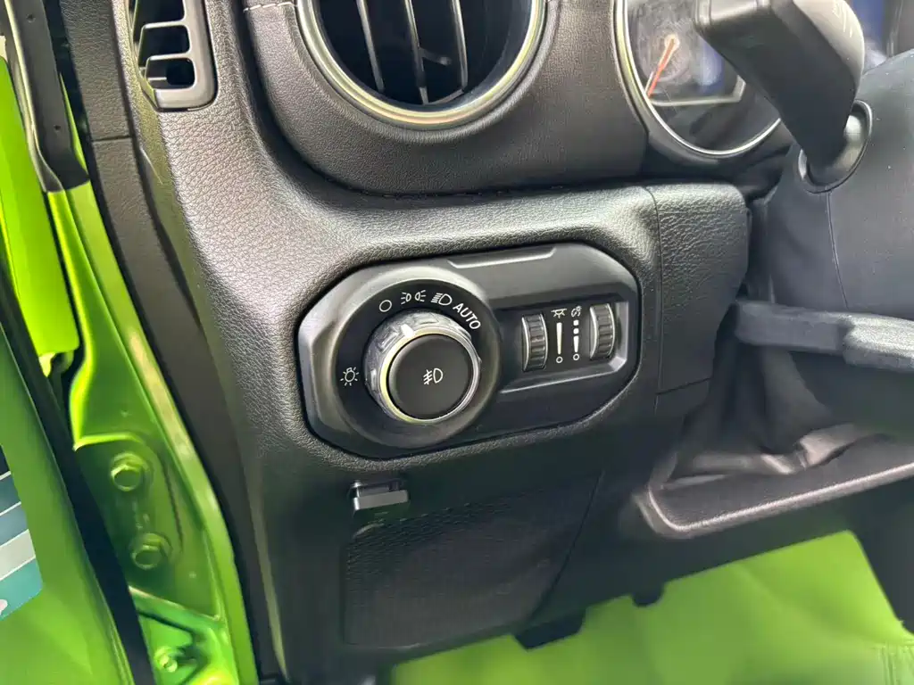 Jeep Wrangler — фото 21