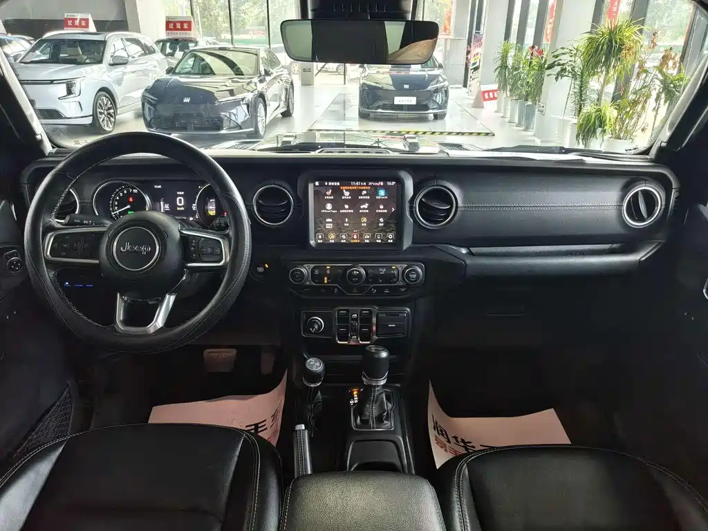 Jeep Wrangler — фото 10