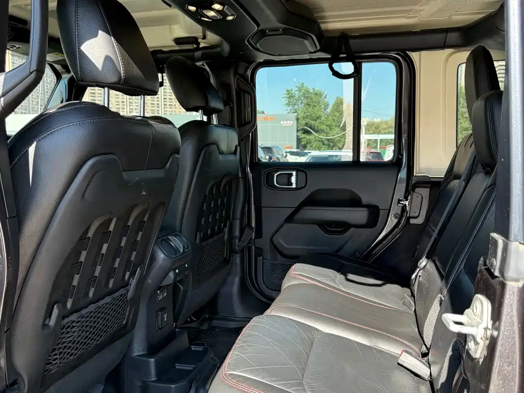 Jeep Wrangler — фото 9