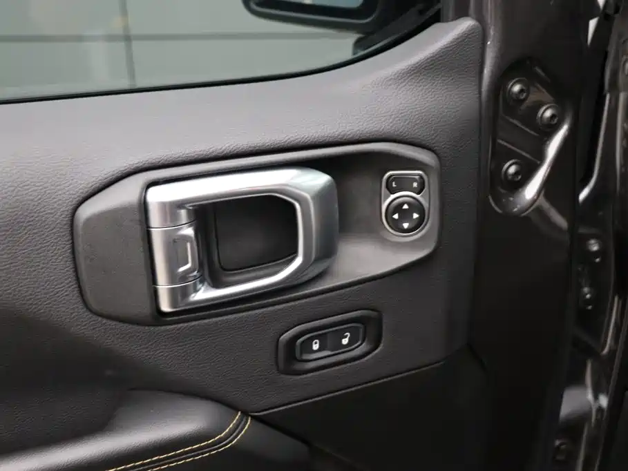 Jeep Wrangler — фото 11