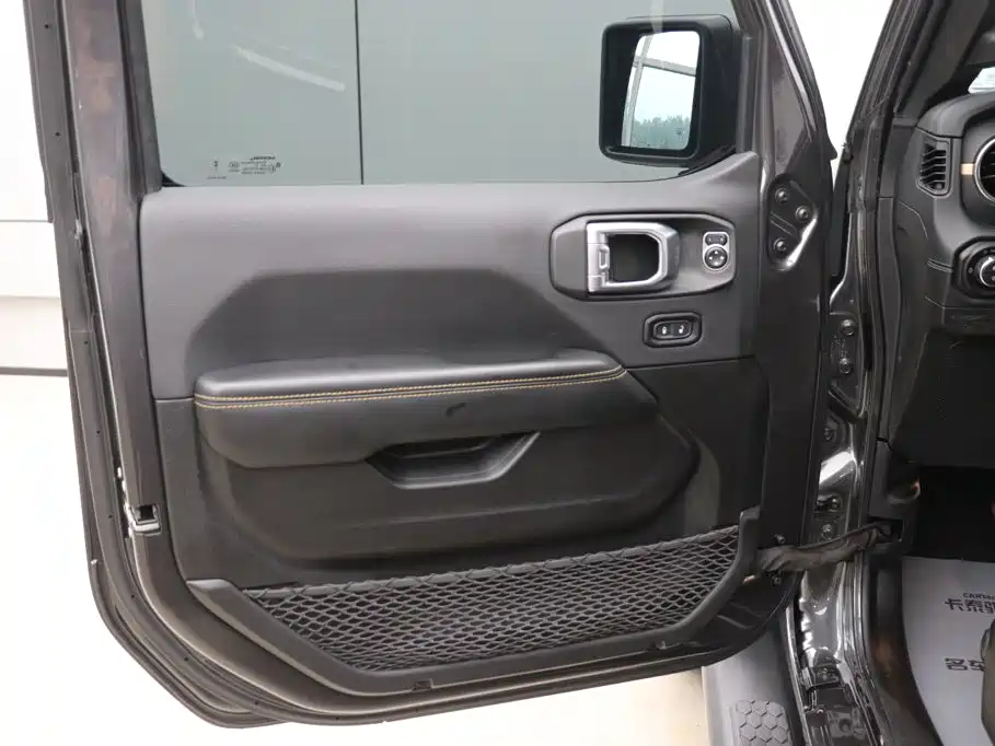 Jeep Wrangler — фото 10