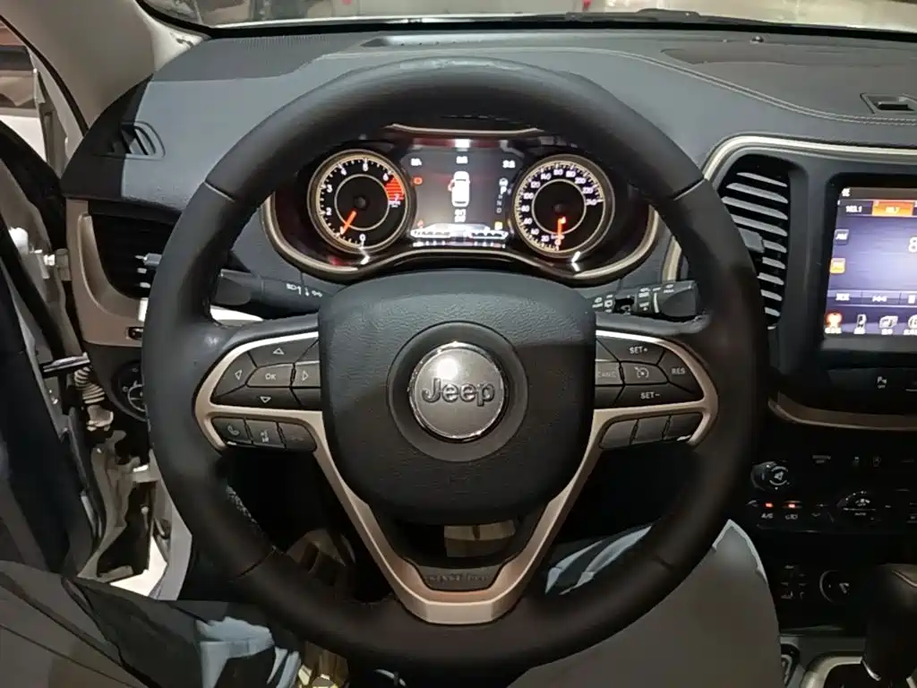 Jeep Cherokee — фото 11