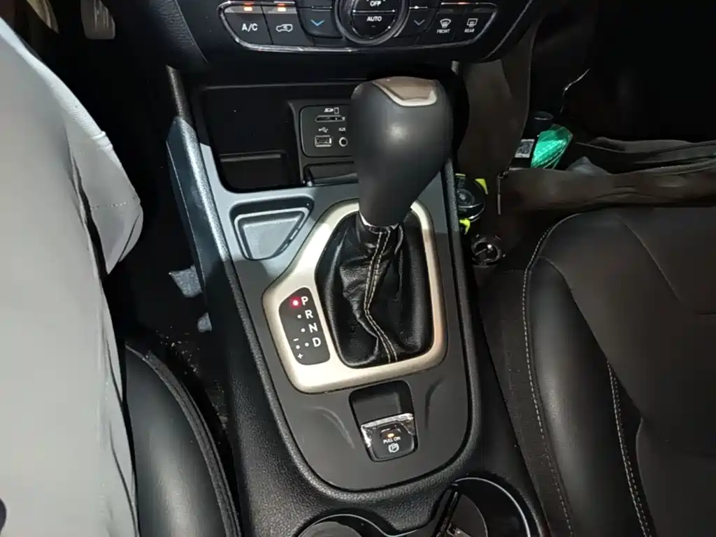 Jeep Cherokee — фото 14