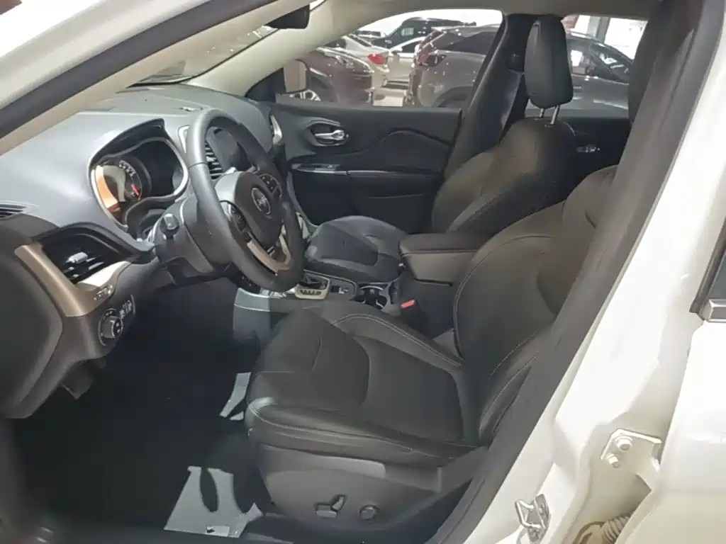 Jeep Cherokee — фото 15
