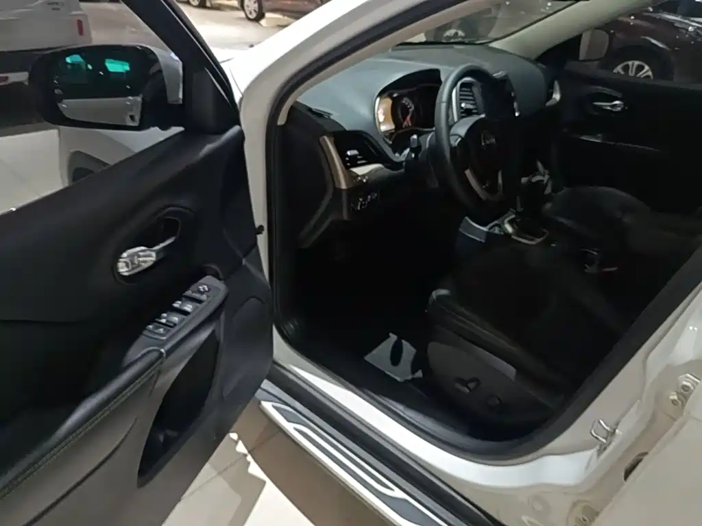 Jeep Cherokee — фото 16