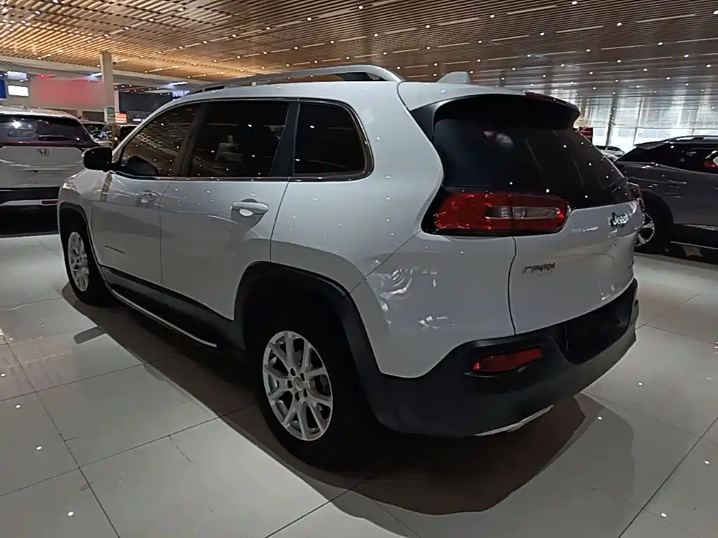 Jeep Cherokee — фото 5