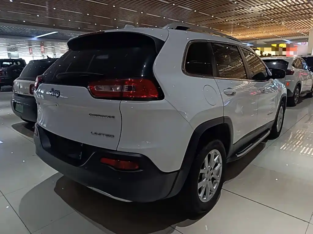 Jeep Cherokee — фото 7