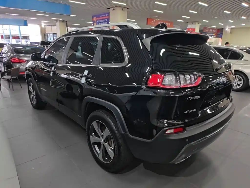Jeep Cherokee — фото 5