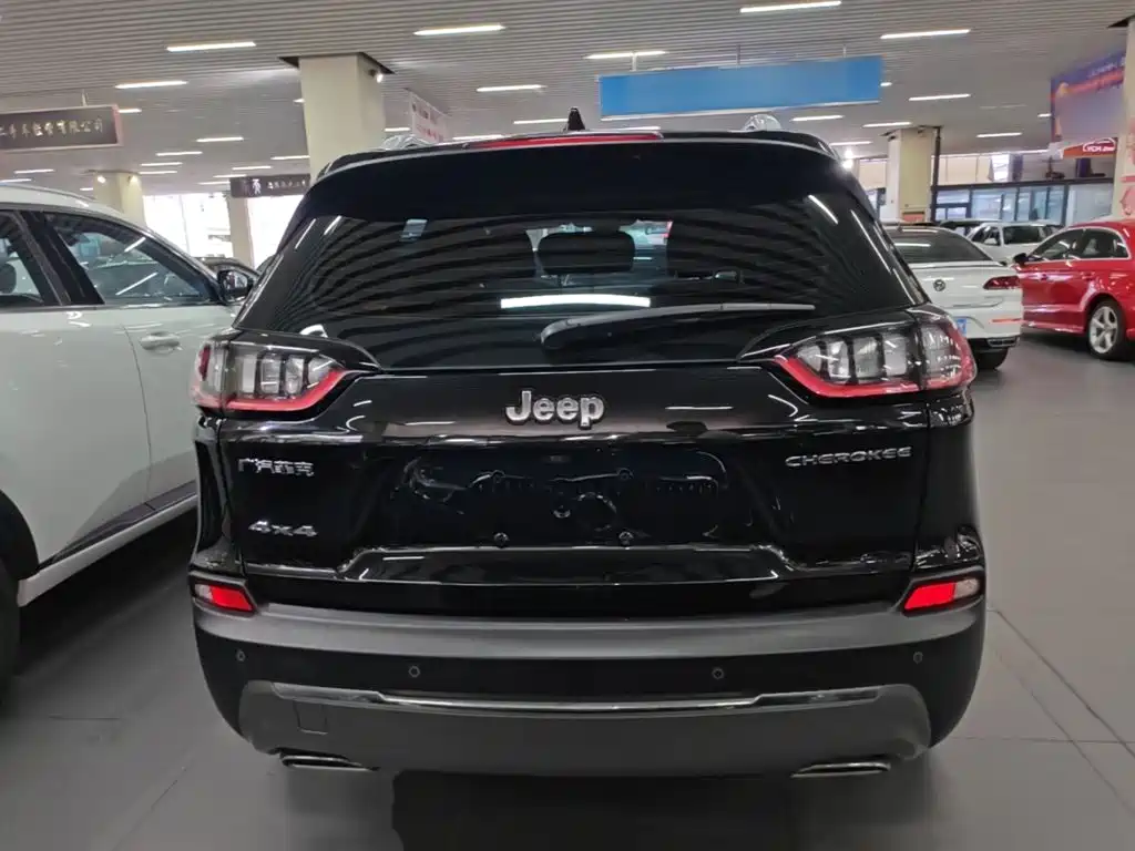 Jeep Cherokee — фото 6