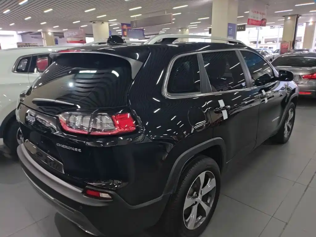 Jeep Cherokee — фото 7