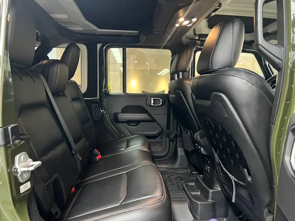 Jeep Wrangler — фото 11