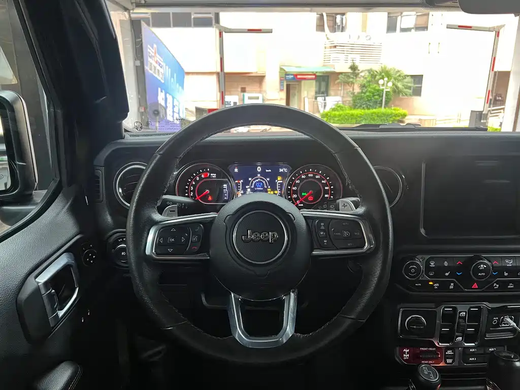 Jeep Wrangler — фото 14