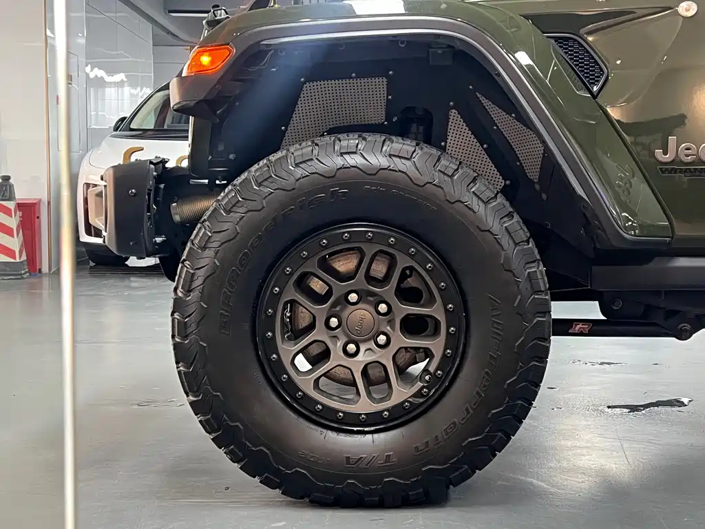 Jeep Wrangler — фото 19