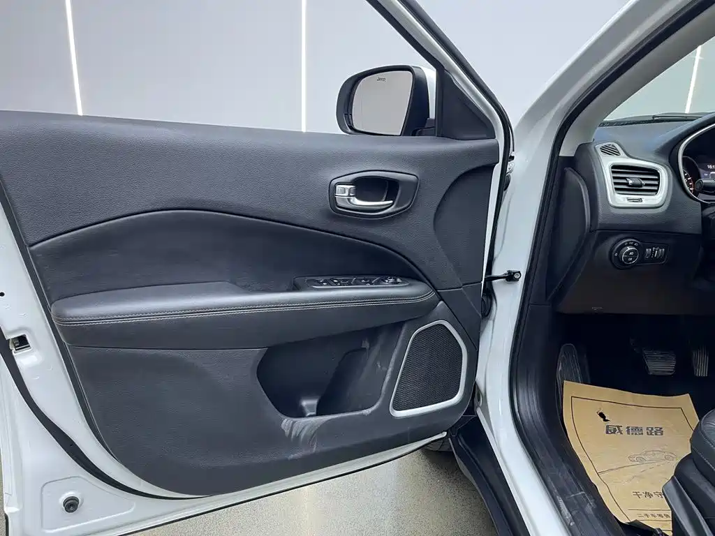 Jeep Compass — фото 11
