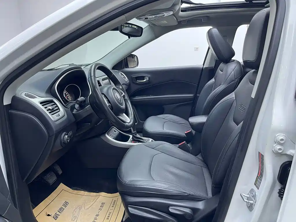 Jeep Compass — фото 14
