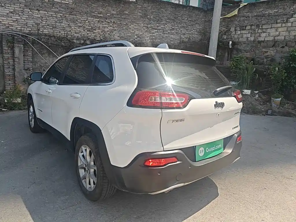 Jeep Cherokee — фото 5