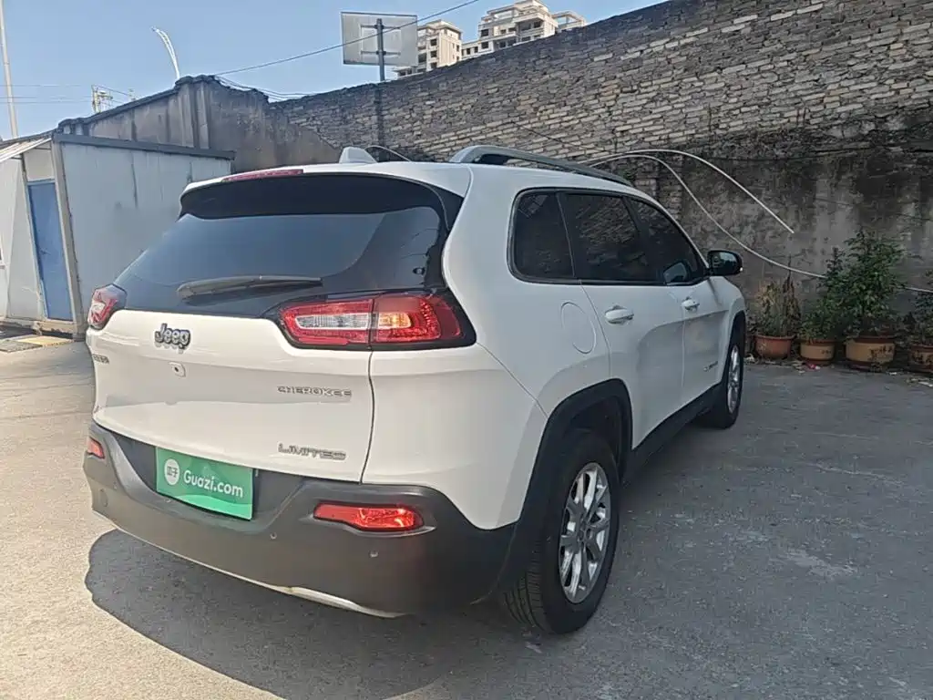 Jeep Cherokee — фото 7
