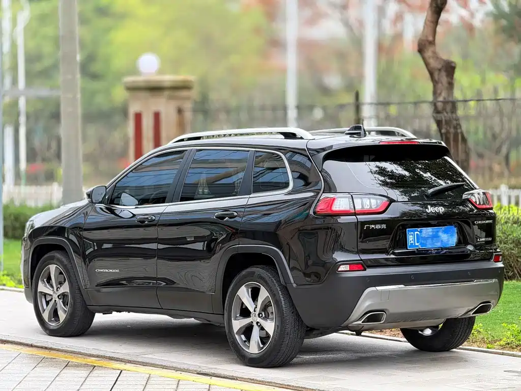 Jeep Cherokee — фото 6