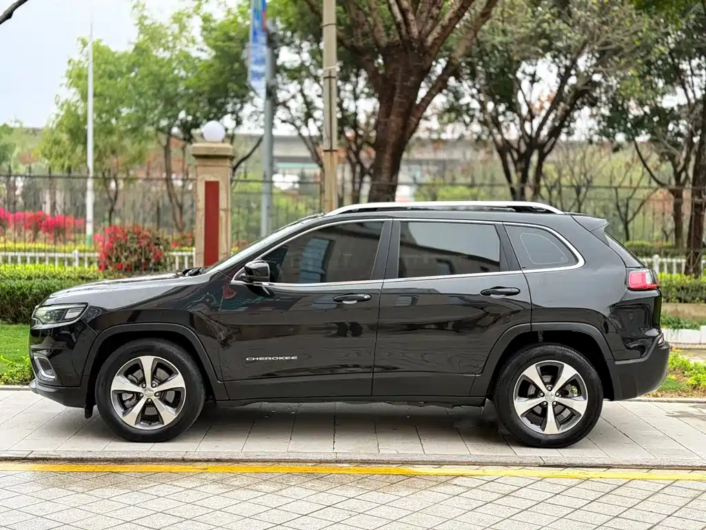 Jeep Cherokee — фото 7