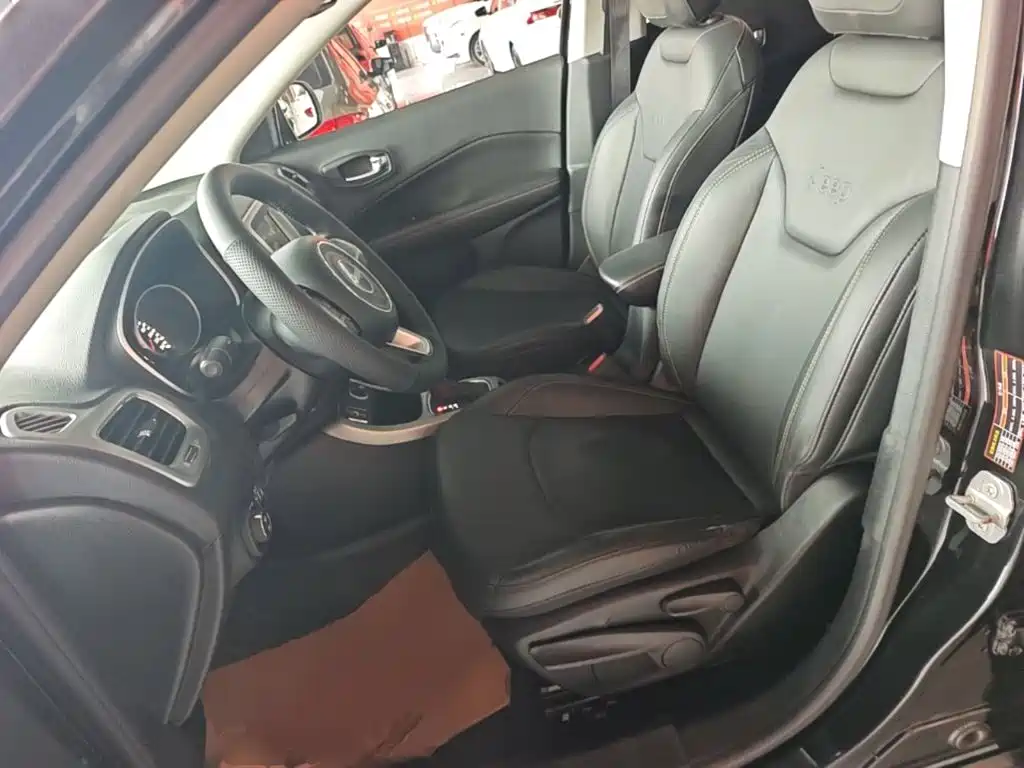 Jeep Compass — фото 11