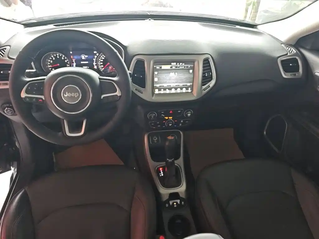 Jeep Compass — фото 6