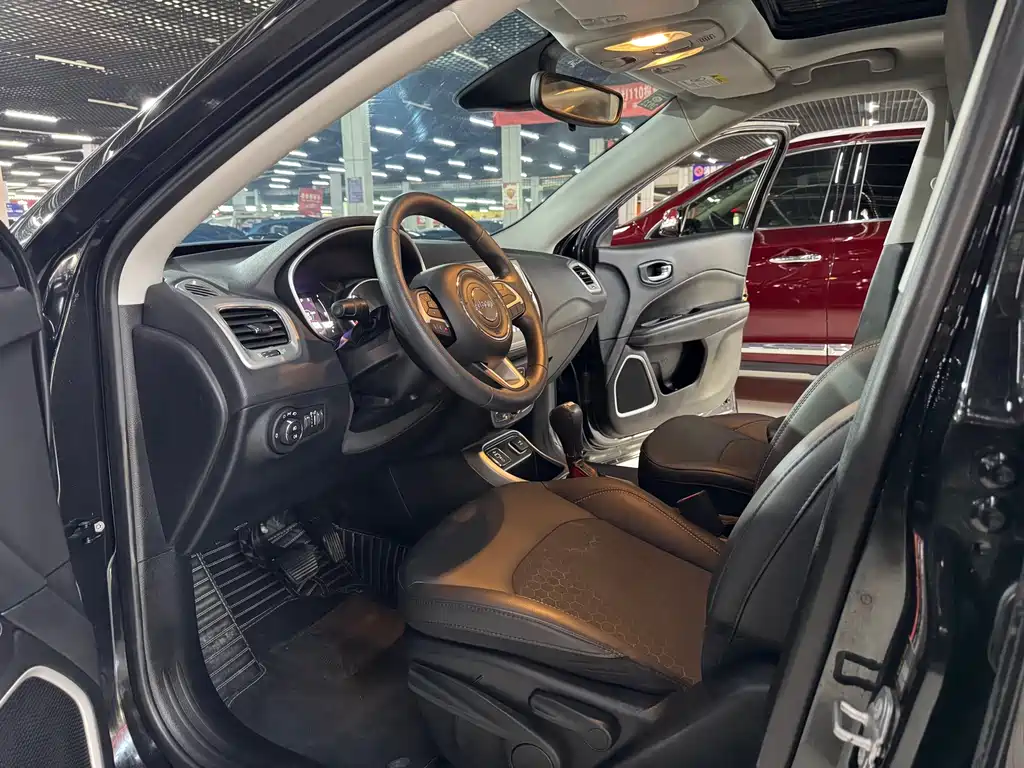 Jeep Compass — фото 7