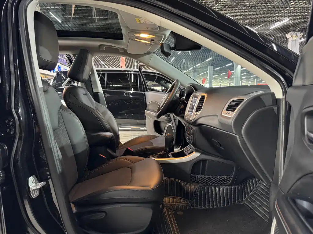 Jeep Compass — фото 9